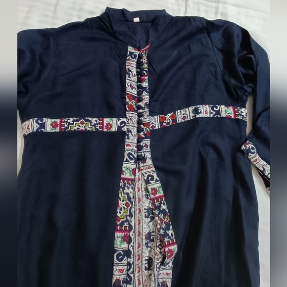 Women's Navy Blue Double Layered Printed Rayon Mandarin Collar Long Kurta - Picture 5 of 9